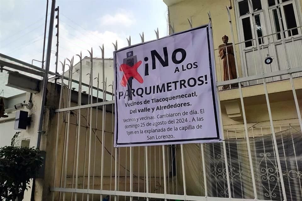 Con lonas en la fachada de sus casas, algunos colonos se ha pronunciado en contra de los parquímetros.