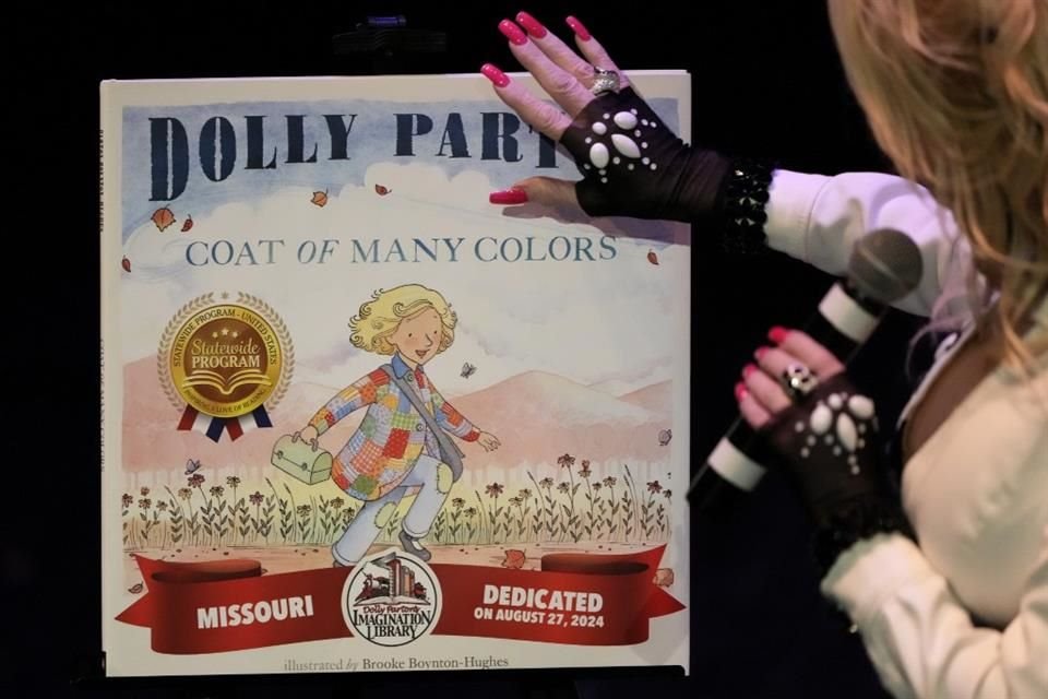 Dolly Parton se dirige a los asistentes a un evento para celebrar la expansión de su programa Imagination Library en todo el estado de Missouri