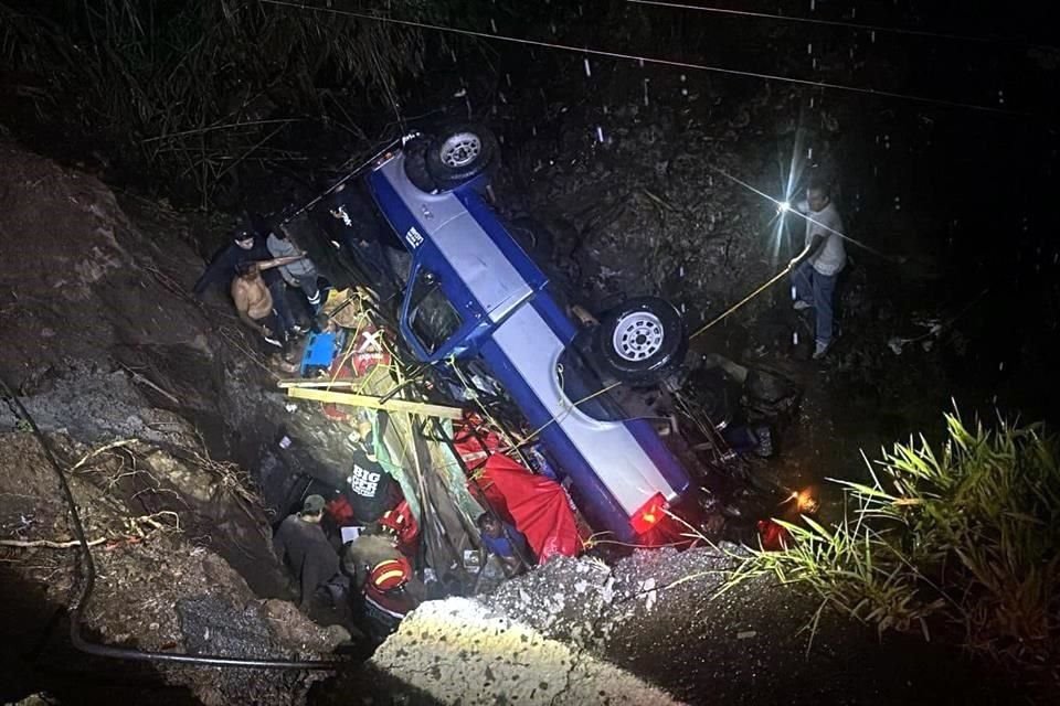 Varios metros se desplomó la camioneta con los peregrinos que se dirigían a Chalma.