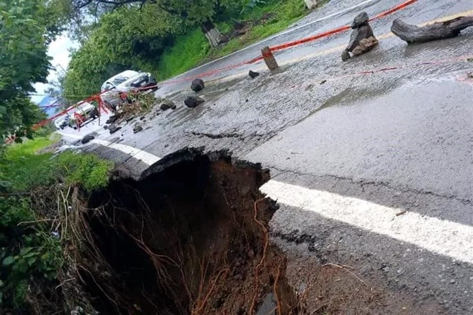 La oquedad permanece abierta desde el 23 de julio pasado sobre la carretera.