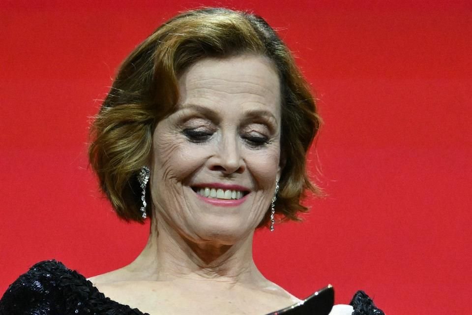 La actriz estadounidense Sigourney Weaver recibe el León de Oro a la trayectoria durante la ceremonia de apertura del 81º Festival Internacional de Cine de Venecia