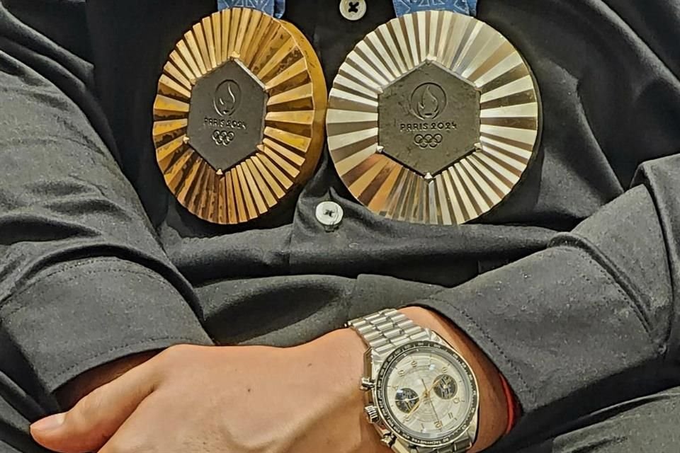 Osmar Olvera con su reloj Omega.