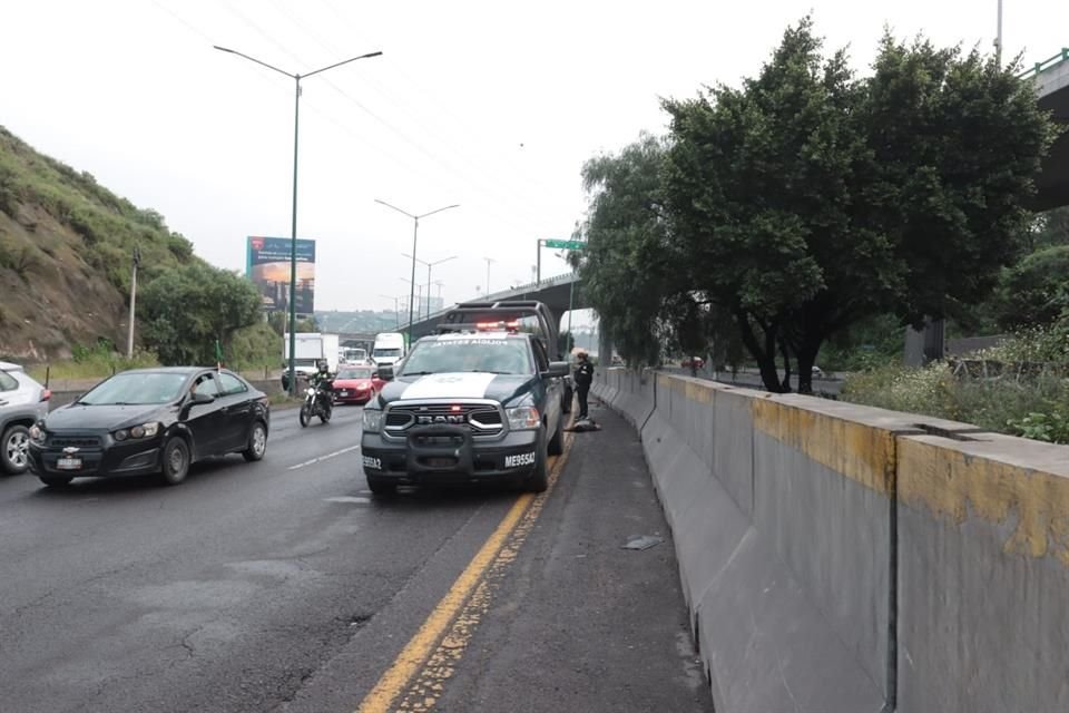 La víctima, de entre 40 y 45 años, estaba tendida a la orilla del carril de alta velocidad  en el sentido que va hacia la Ciudad de México.