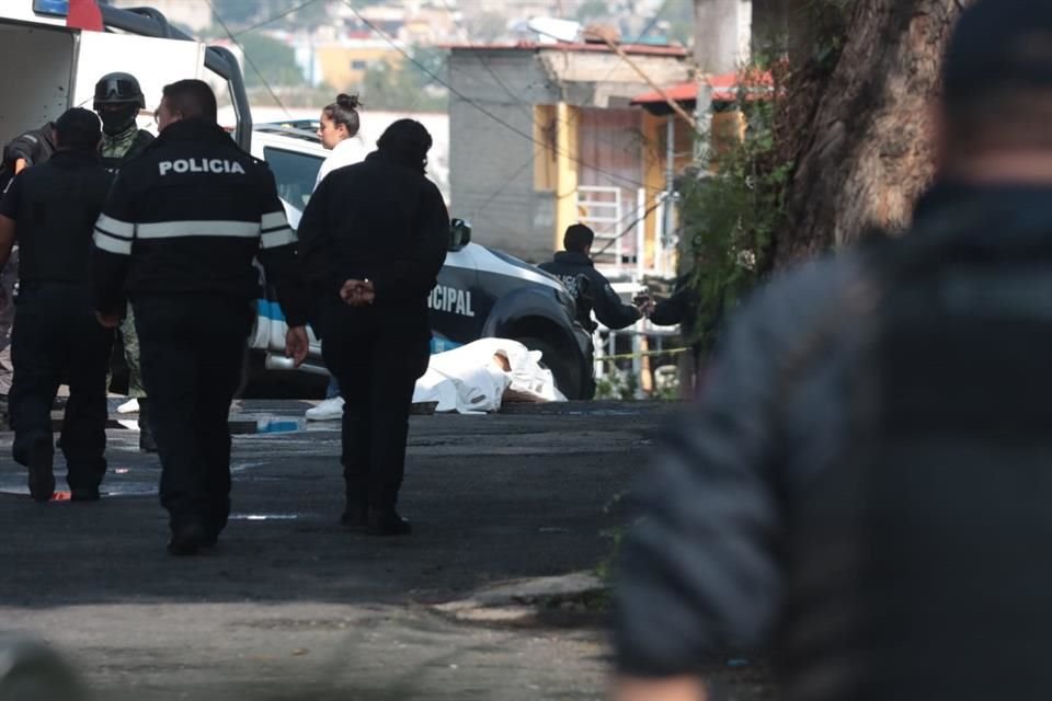 Policías municipales y elementos del Ejército resguardaron el sitio hasta que concluyeron los peritajes.