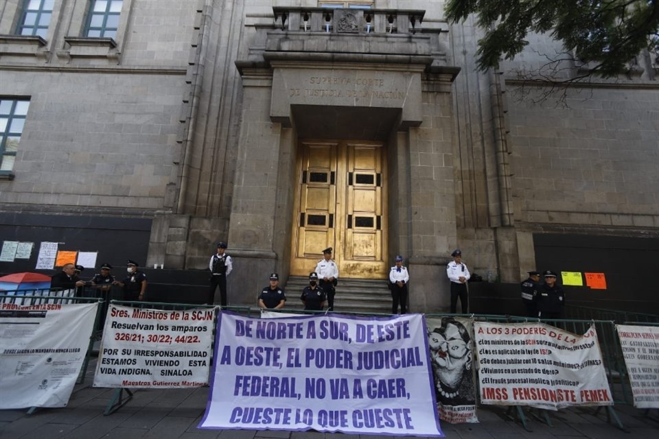 Empleados de la Corte bloquearon hoy todos los accesos a la sede del máximo tribunal.