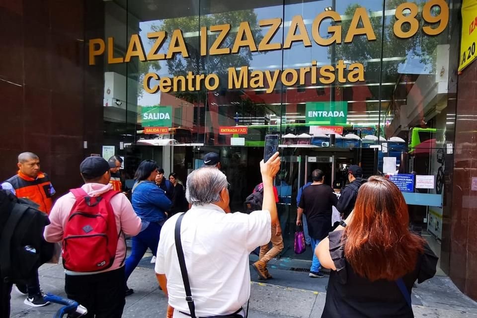 Los accesos sobre Izazaga y Calle Nezahualcóyotl fueron abiertos y permanecen vigilados por personal de seguridad y civiles que se comunican por radio. 