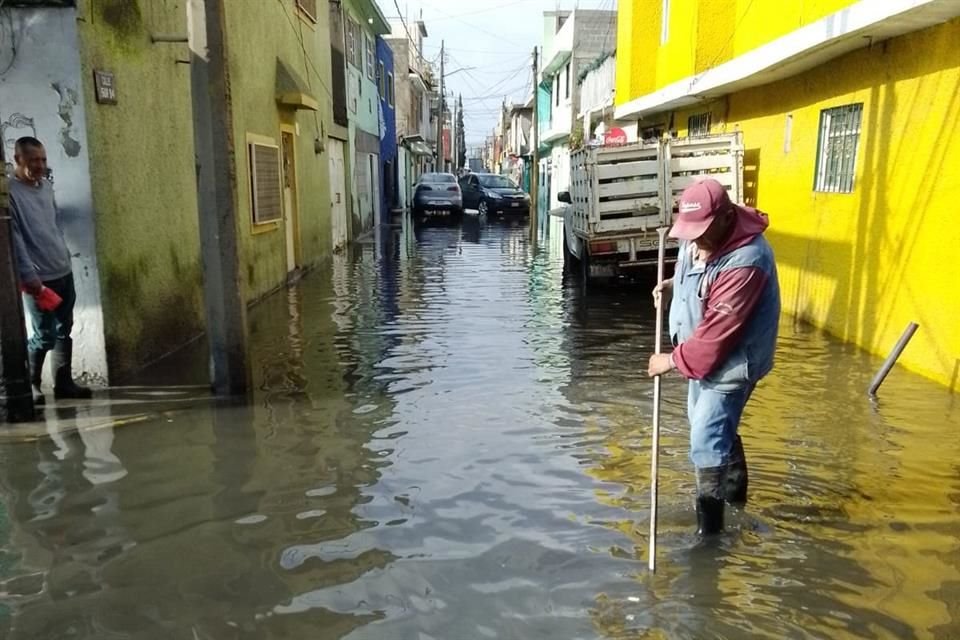 Las calles de la Colonia San Agustín están anegadas, razón por la que trabajadores municipales realizan trabajos para expulsar el agua.