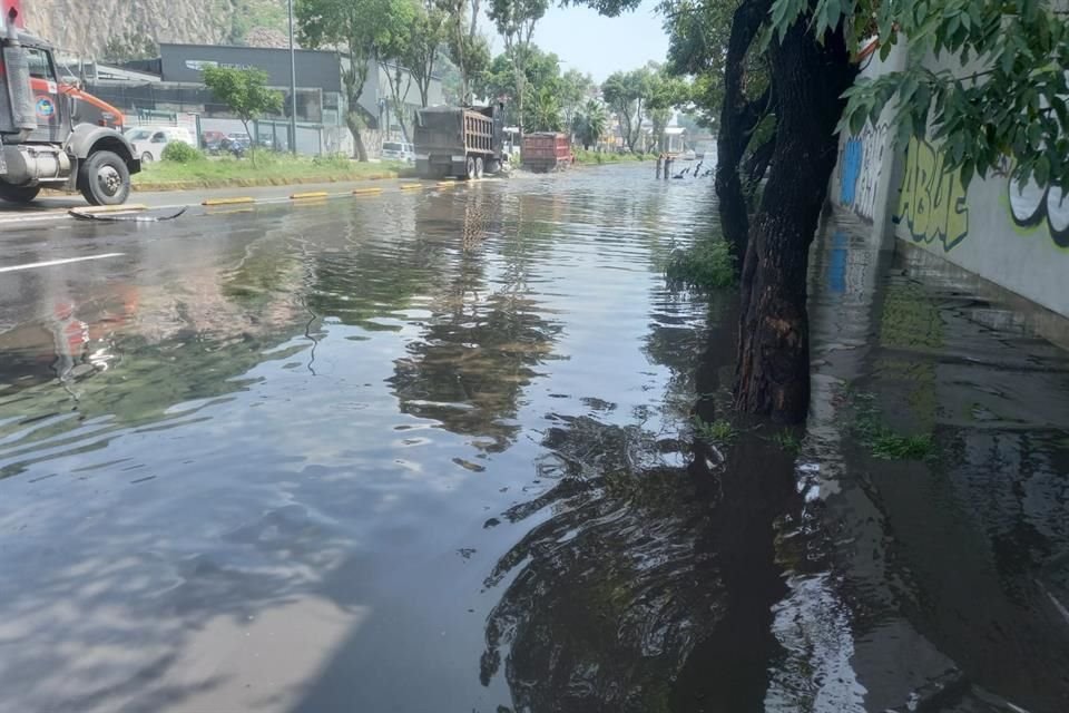 Al menos tres avenidas del Municipio de Ecatepec permanecen cerradas debido a las inundaciones que se presentan.