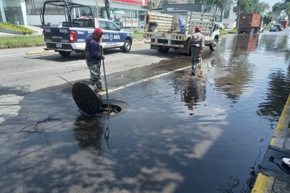 Varias calles se encuentran anegadas debido a la fuerte lluvia de este miércoles 28 de agosto.