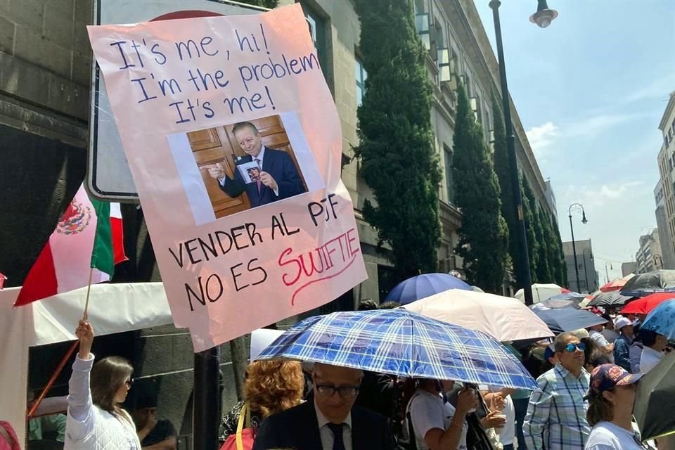 Los manifestantes afuera de la sede del máximo tribunal.