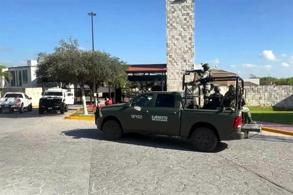 Soldados del Ejército Mexicano, elementos de la Guardia Nacional y Secretaría de La Marina ingresaron el exclusivo fraccionamiento y se dirigieron a la residencia del detenido.