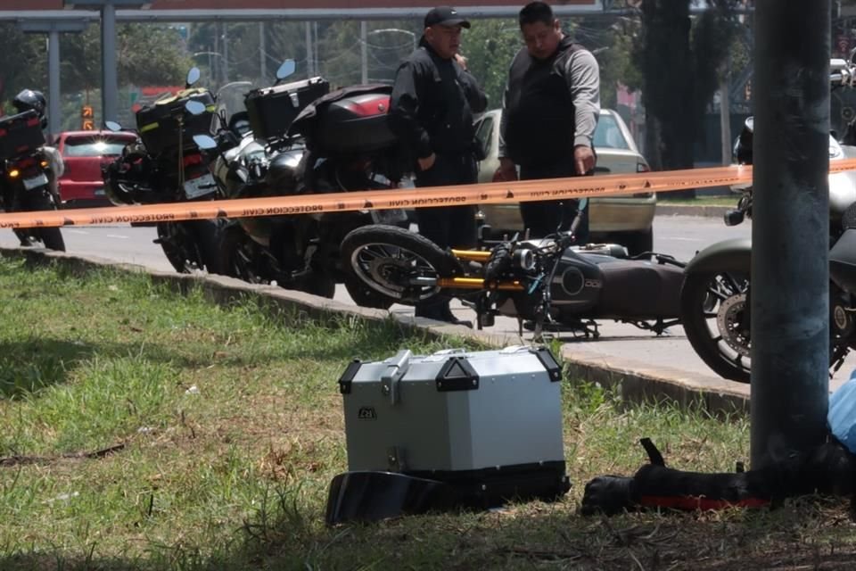 Según reportes preliminares, el conductor de la moto circulaba en dirección hacia el sur y perdió el control al caer en un bache.