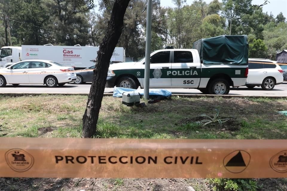 Metros adelante invadió el camellón central y se estrelló contra un poste de alumbrado público.