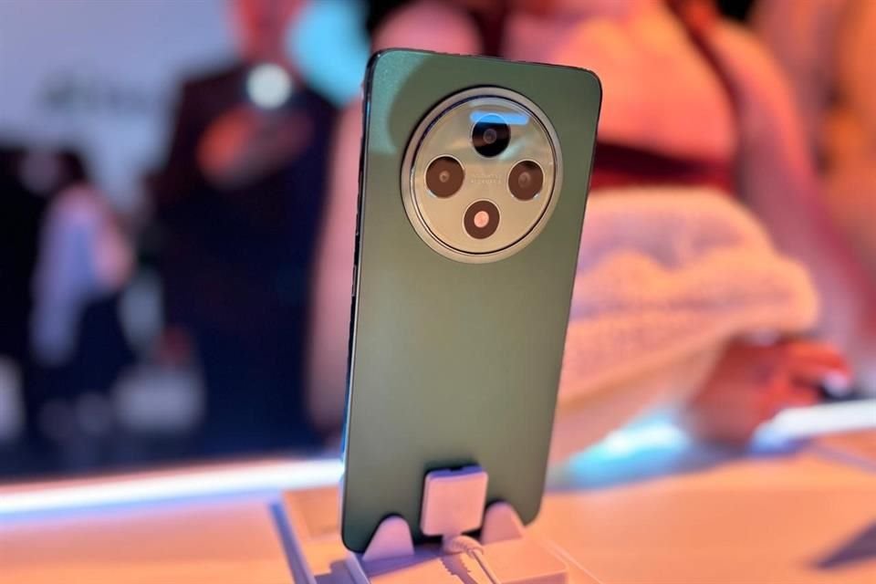 Reno 12 F 5G presume pantalla AMOLED, sonido estéreo y niveles de resistencia.
