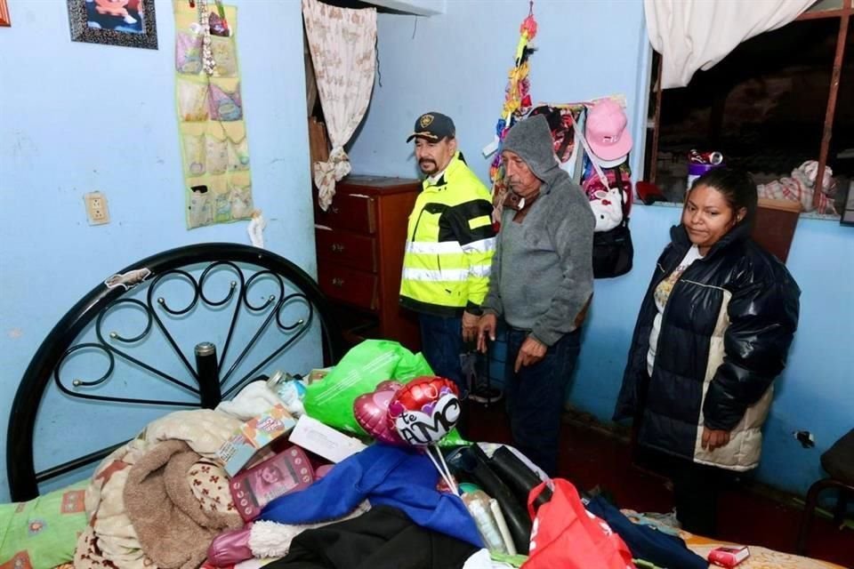 Bomberos, personal del Sistema de Aguas municipal de Servicios Públicos y policías realizaron trabajos para ayudar a los ciudadanos.