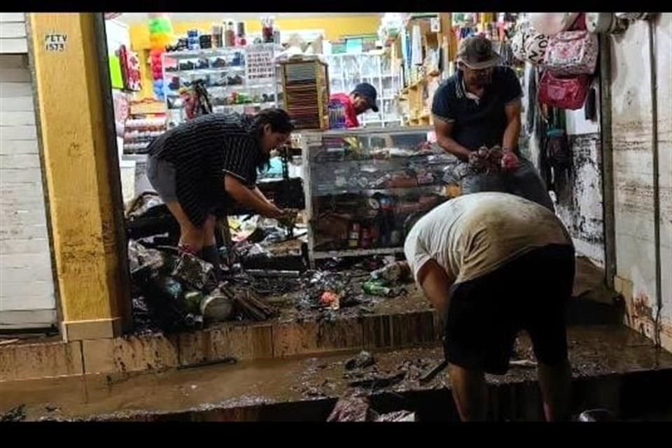 Desbordamiento de un río en Tejupilco, Edomex, arrastró vehículos e inundó hogares; Ayuntamiento habilitó albergue y solicitó apoyo.