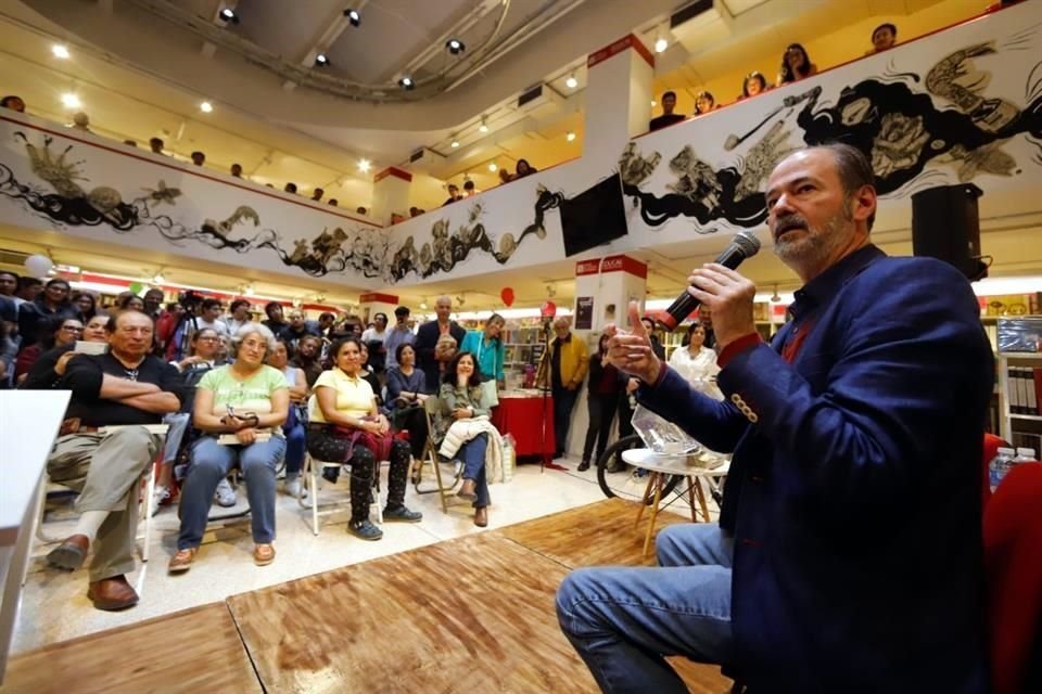 El escritor Juan Villoro sostuvo un encuentro con sus lectores en la librería Octavio Paz del Fondo de Cultura Económica.