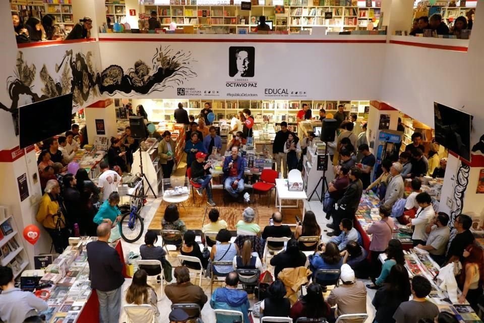 Los lectores de Villoro llenaron el espacio dispuesto para su charla y ocuparon también pasillos laterales y el segundo piso.