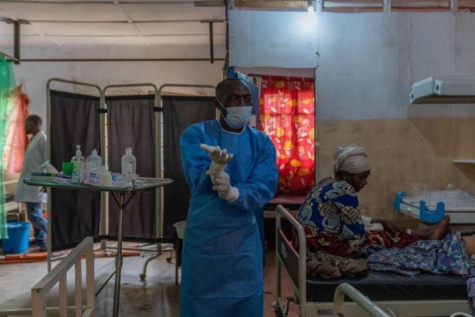 Una enfermera se ajusta los guantes en el ala para pacientes con mpox en la República Democrática del Congo, el 24 de agosto del 2024.