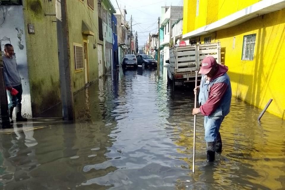 ECATEPEC. La noche fue complicada y, el amanecer, aún más. Varias cuadrillas intentaban ayer desfogar las vialidades.