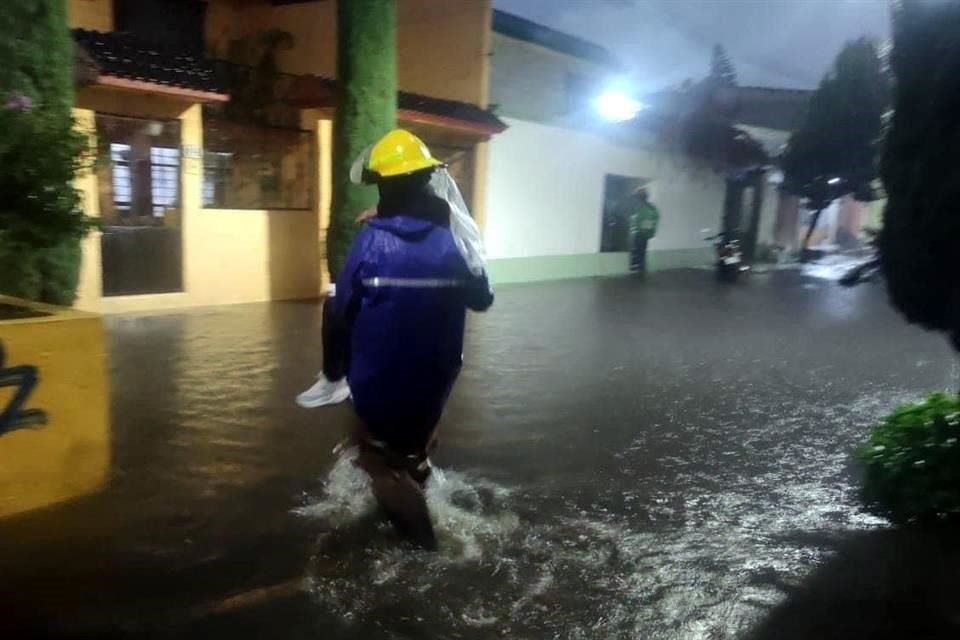 ATIZAPÁN. En tres colonias el agua entró a las casas. Quienes iban circulando en automóviles también padecieron.