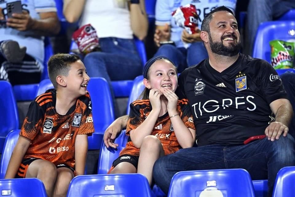 ¿Y las camisetas auriazules? Una familia de Incomparables se muestran sonrientes en la tribuna del Estadio Universitario, luciendo camisetas alternativas del Club Tigres.