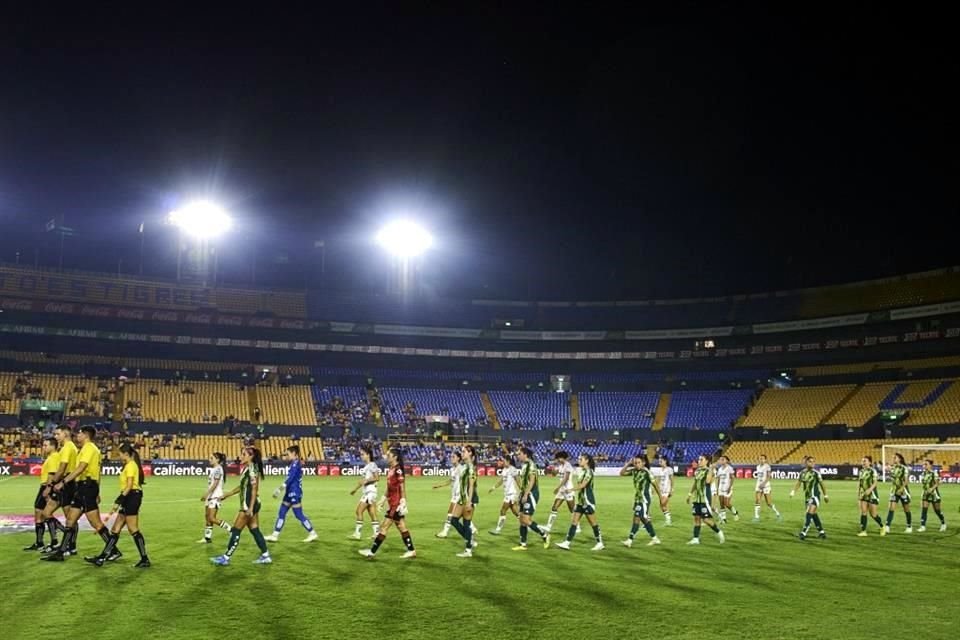 El duelo entre Tigres Femenil y Necaxa se disputó ante una floja asistencia en el Estadio Universitario.