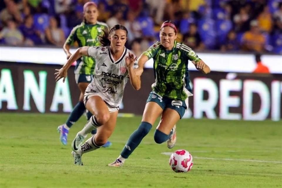 La defensa de Tigres Femenil encabezada por Greta Espinoza, lució insuperable ante Necaxa.