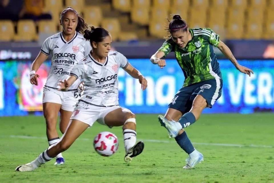 Ante el equipo de Aguascalientes, su ciudad natal, Jacqueline Ovalle dio uno de sus mejores partidos con Tigres, ¡anotó 5 goles!