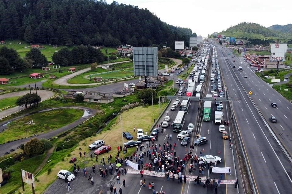 Los inconformes demandan el pago de tierras por el Tren Insurgente.