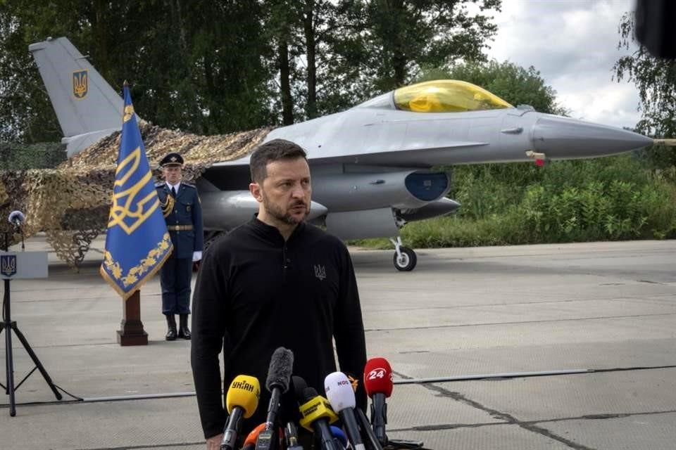 El Presidente Volodymyr Zelensky destituyó al jefe de la Fuerza Aérea tras dar a conocer que un caza F-16 se había estrellado.