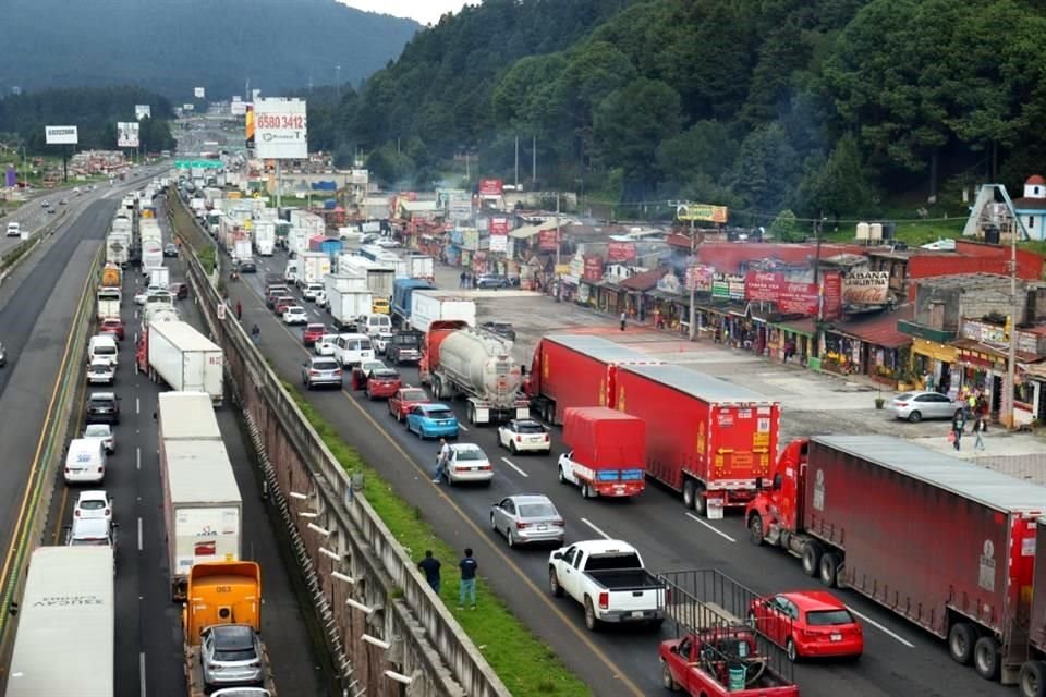 El bloqueo en la vía ya cumplió más de cinco horas.