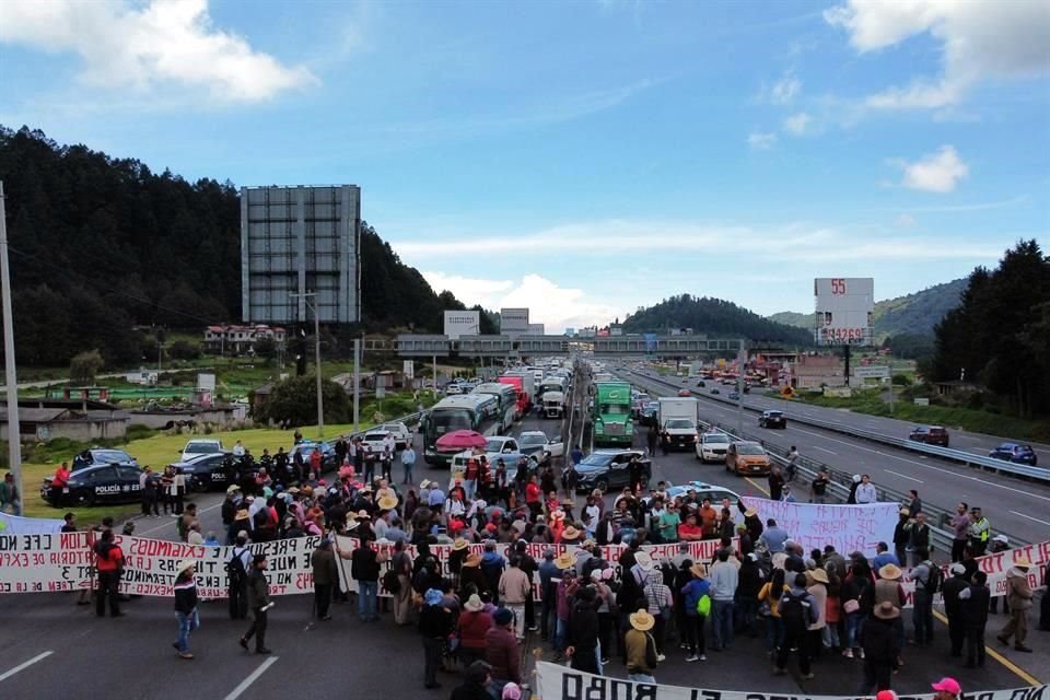 Los manifestantes protestan por el pago de tierras y la tala ilegal.