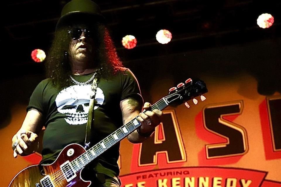 Slash, cuyo nombre de nacimiento es Saul Hudson, comenzó a salir con la madre de Knight, Meegan Hodges, en 1989; se separaron y volvieron en 2015.