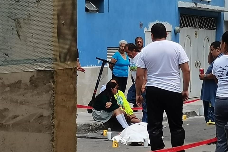 Elementos de la Policía municipal y del Ejército resguardaron la zona, mientras que familiares lloraban la pérdida. 