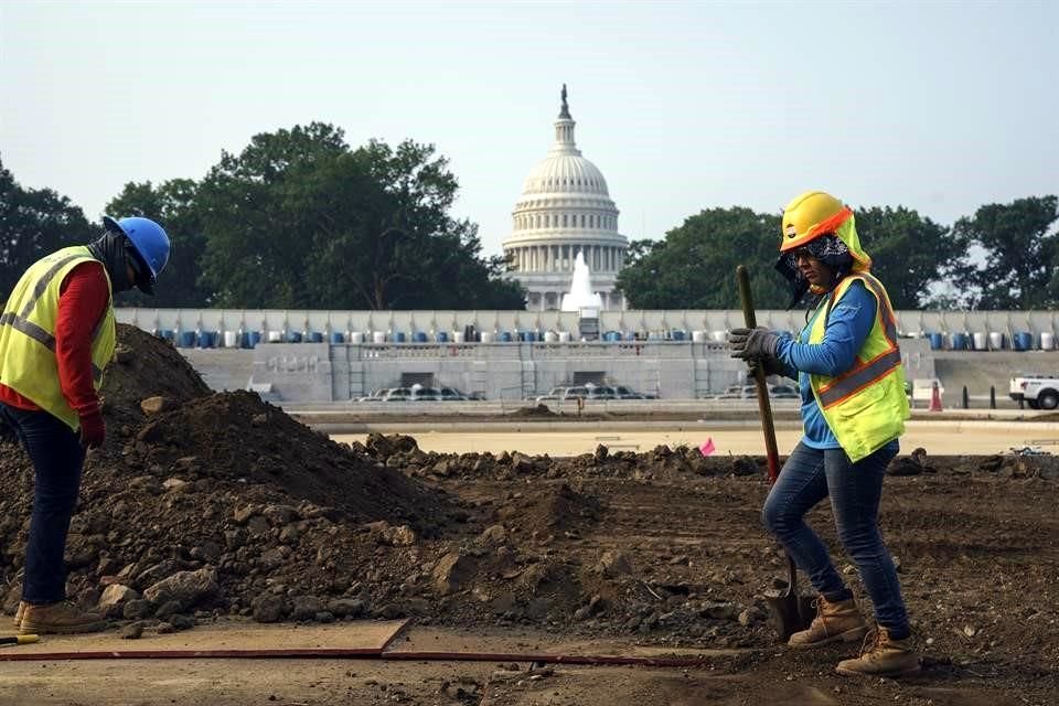 Trabajadores realizan reparaciones en un parque frente al Capitolio de Estados Unidos.