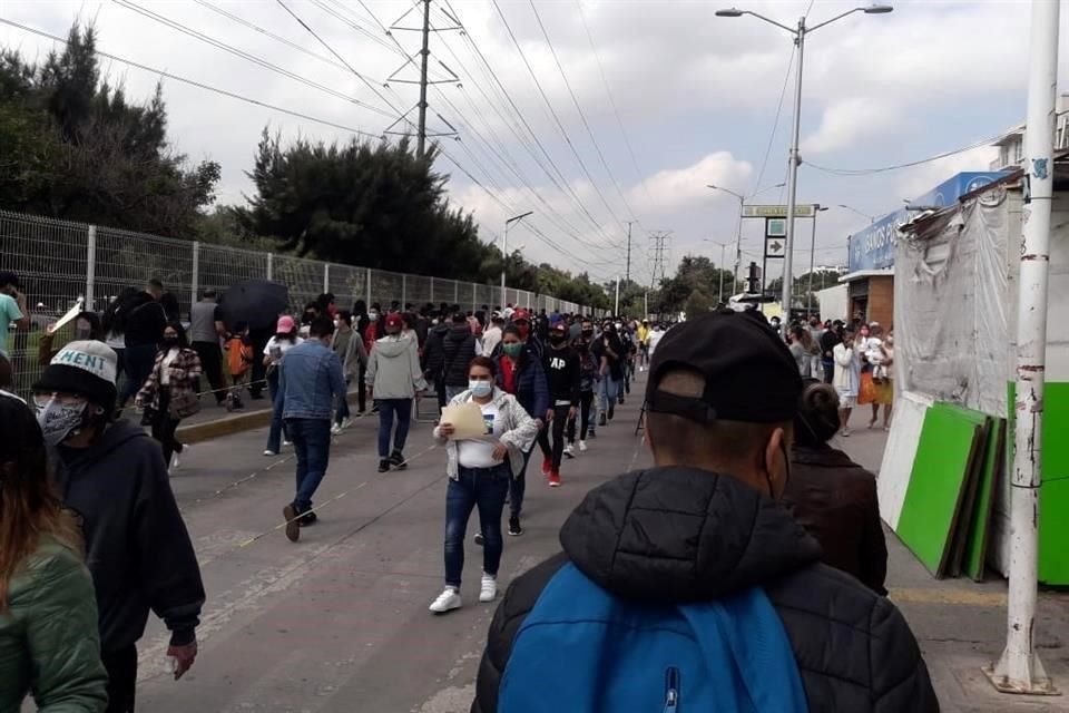 La espera desde el inicio de la fila hasta la entrada de la Preparatoria 9 es de 60 minutos.