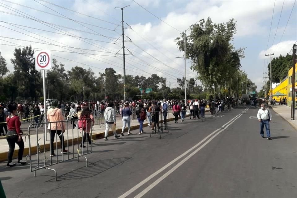 Los organizadores del Gobierno capitalino apuran a los jóvenes formados para que nadie se meta en la larga fila.