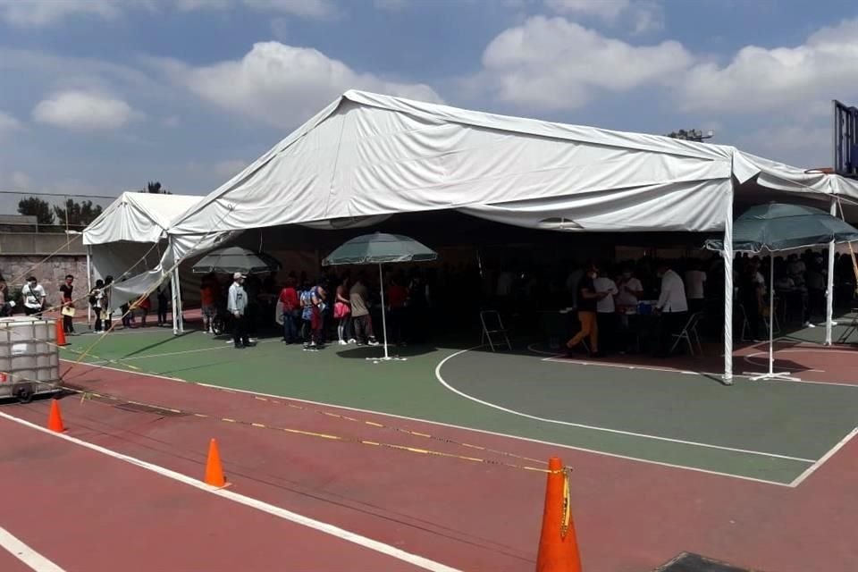 La espera desde el inicio de la fila hasta la entrada de la Preparatoria es de 60 minutos.