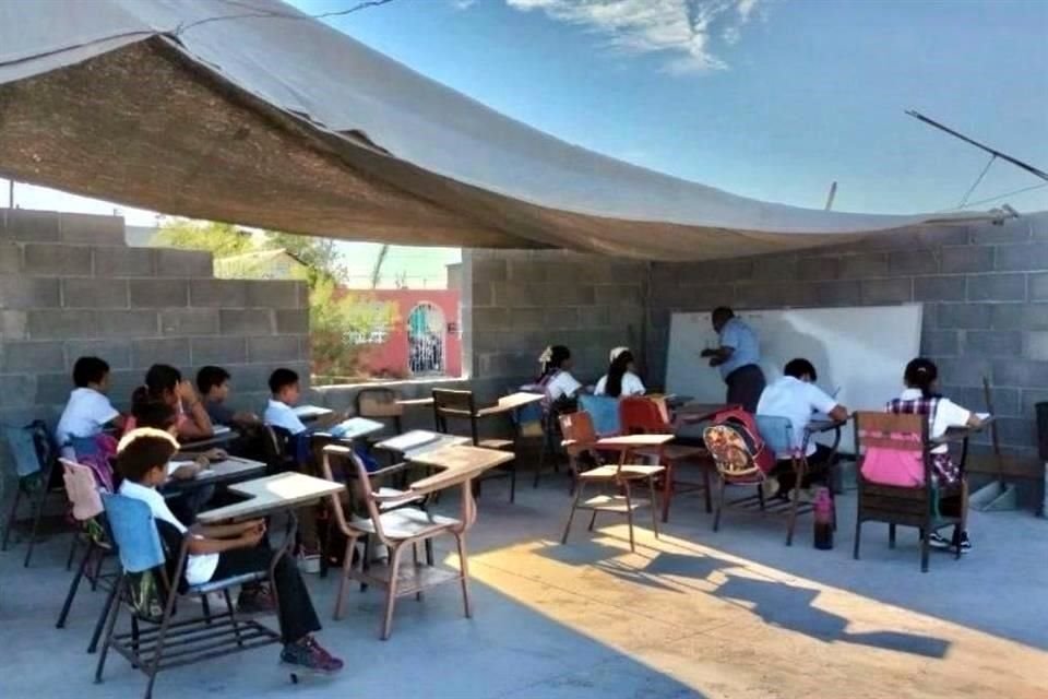 El aula improvisada se localiza en la Colonia Los Artistas, hacia el oriente de la ciudad fronteriza de Nuevo Laredo.