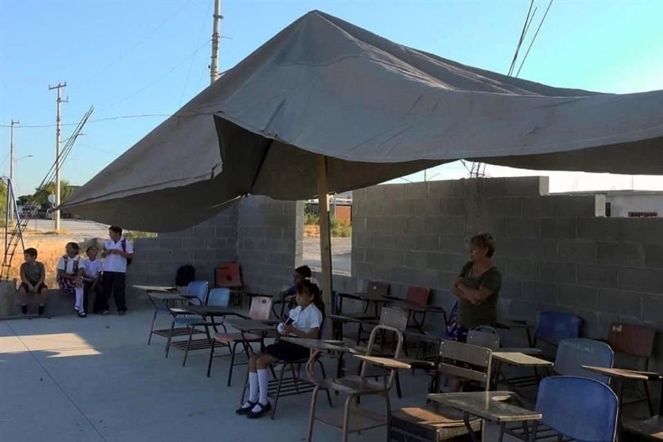 El cuarto habilitado como salón de clases tiene paredes hechas de block a medias, sin ventanas, ni techo.