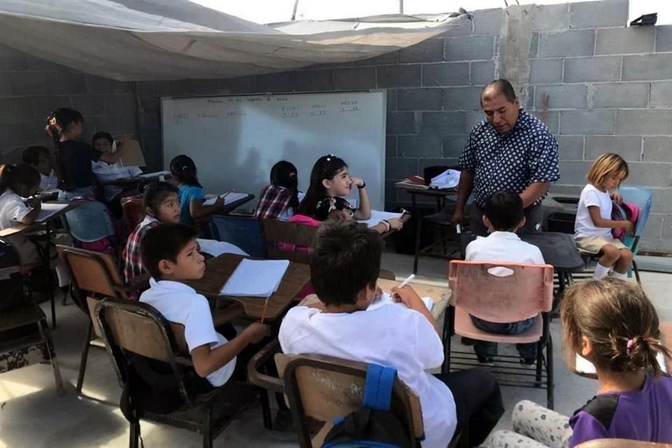 El maestro Efraín de la Cruz Manuel dijo que continuará dando clases aunque no reciba sueldo.