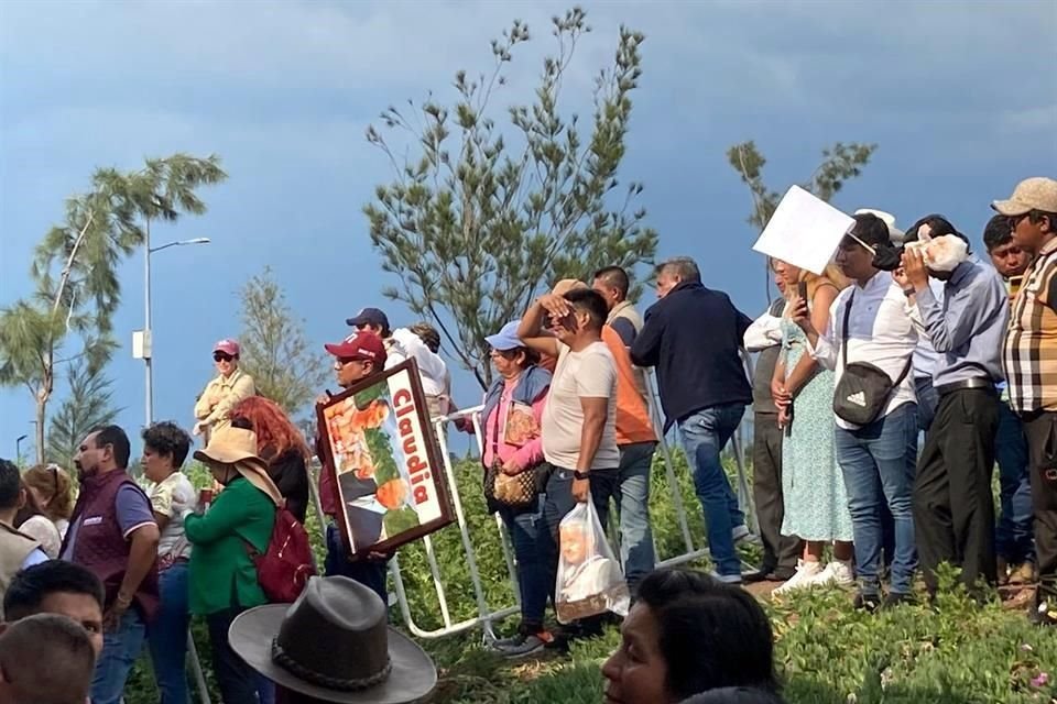 En el parque, compuesto por una de lagunas, ciénegas, canchas deportivas, aun queda la barda perimetral y vestigios de las antiguas pistas de lo que sería NAIM.