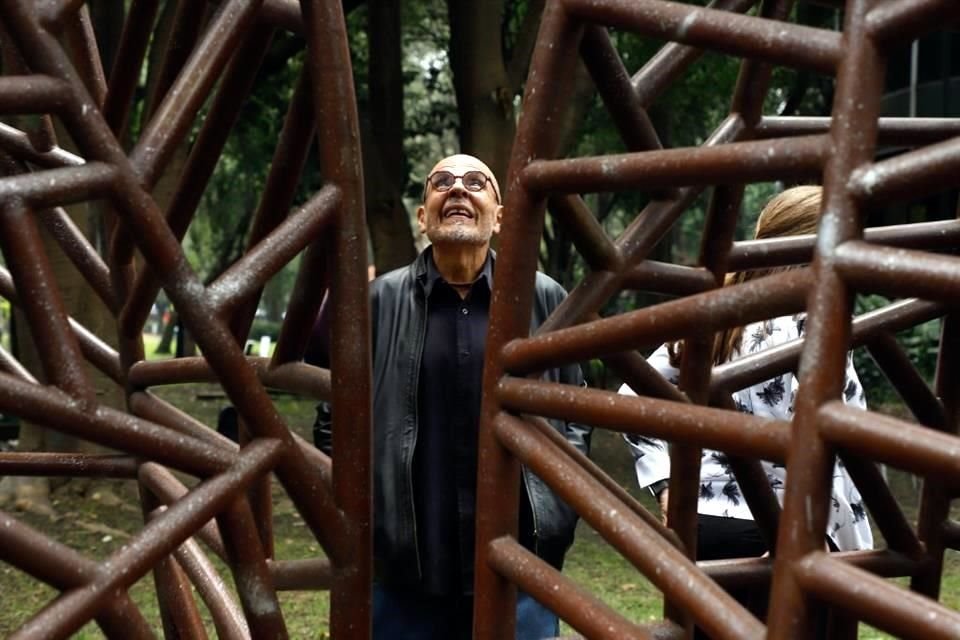 Alberto Castro Leñero ante su pieza 'Túnel plegado', que se integra al recorrido del Jardín Escultórico del MAM.