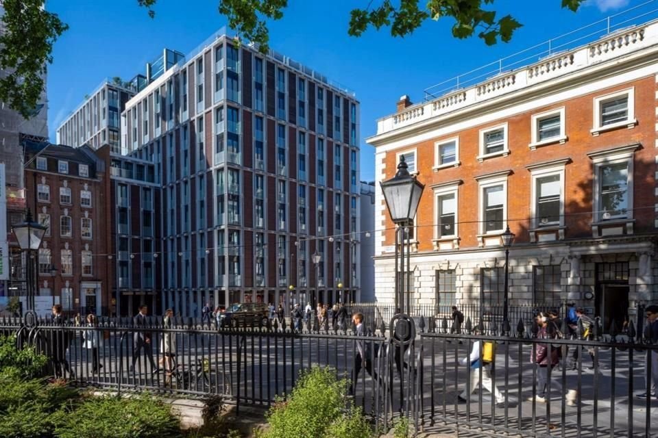 La mayor parte del edificio se ubica en el centro de la manzana de la ciudad y un porcentaje menor se articula hacia Hanover Square y Brook Street.