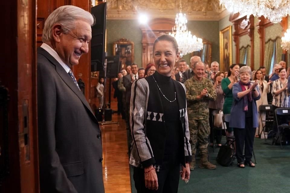 El Presidente Andrés Manuel López Obrador se reunió con Gobernadores morenistas y la Presidenta electa, Claudia Sheinbaum, en Palacio Nacional.