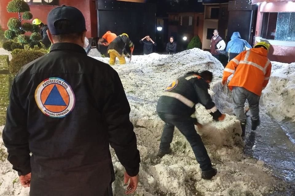 Uno de los puntos más críticos se ubicó en Calzada de Las Águilas y Cerrada Barranca de Tarango, donde el hielo provocó que se obstruyeran canales hidráulicos.