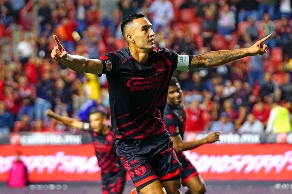 Christian Rivera celebra el primer gol de Xolos.