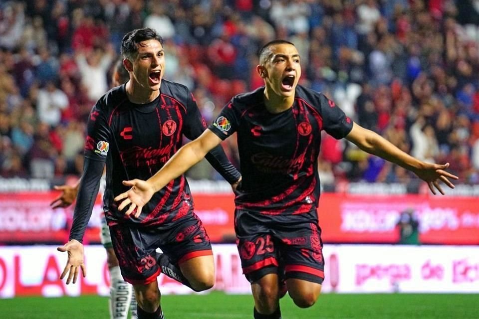 Gilberto Mora celebra su primer gol en Liga MX.