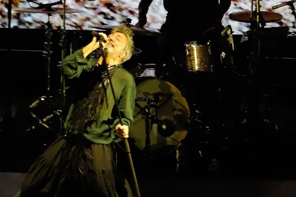 El grupo argentino Babasónicos apapachó a 10 mil fans en el Auditorio Nacional con sus mayores éxitos.